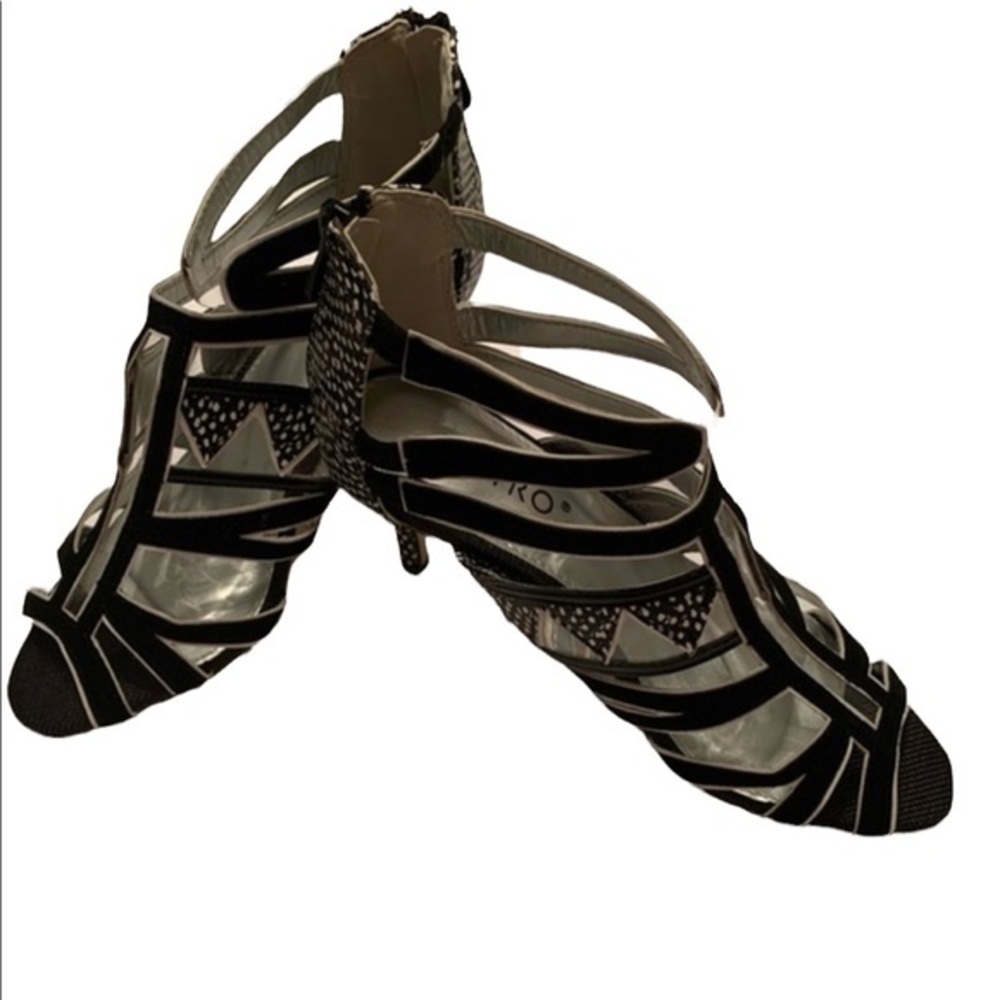 Ashro Shoes Black and White  Size 7M